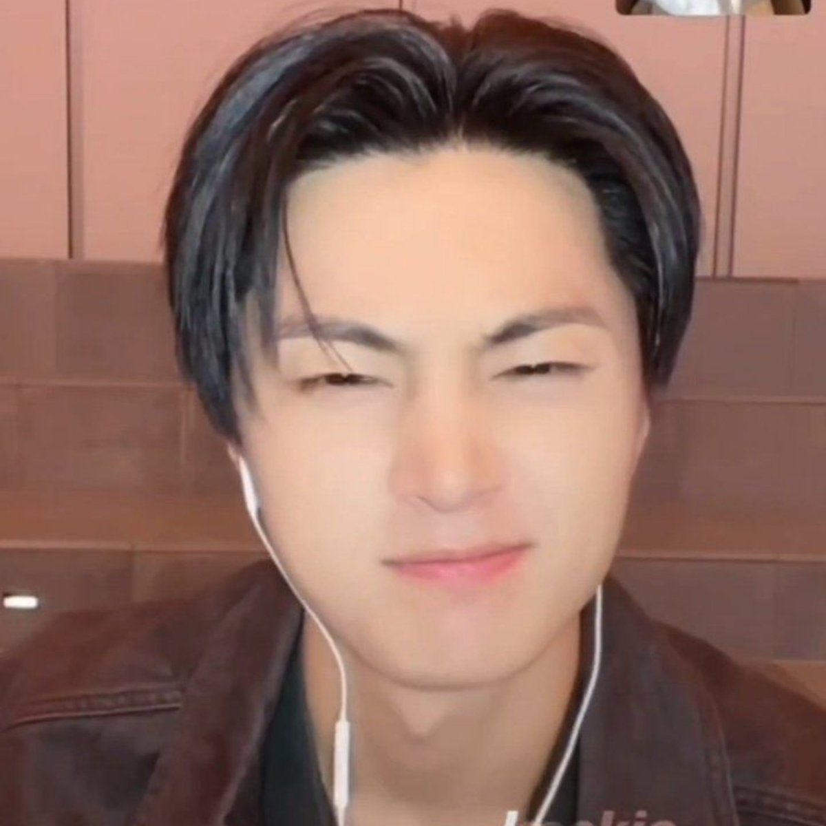 swnjngsz's tweet photo. i like it when jay does this 😤🤏 https://t.co/NfTToIfWNC