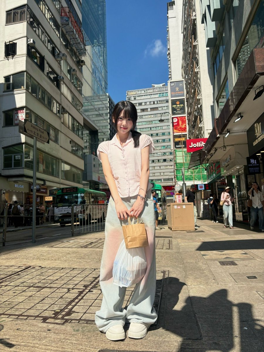 browningau's tweet photo. きららが持ってるビニール袋……また「炒麺王」？😂 本当に？今年も買ったの？やっぱり本当に好きなんだね🤣

#米村姫良々
#OCHANORMAinHK
#ocha_norma #オチャノーマ
#ハロプロ #Helloproject https://t.co/zyvne95ZiA