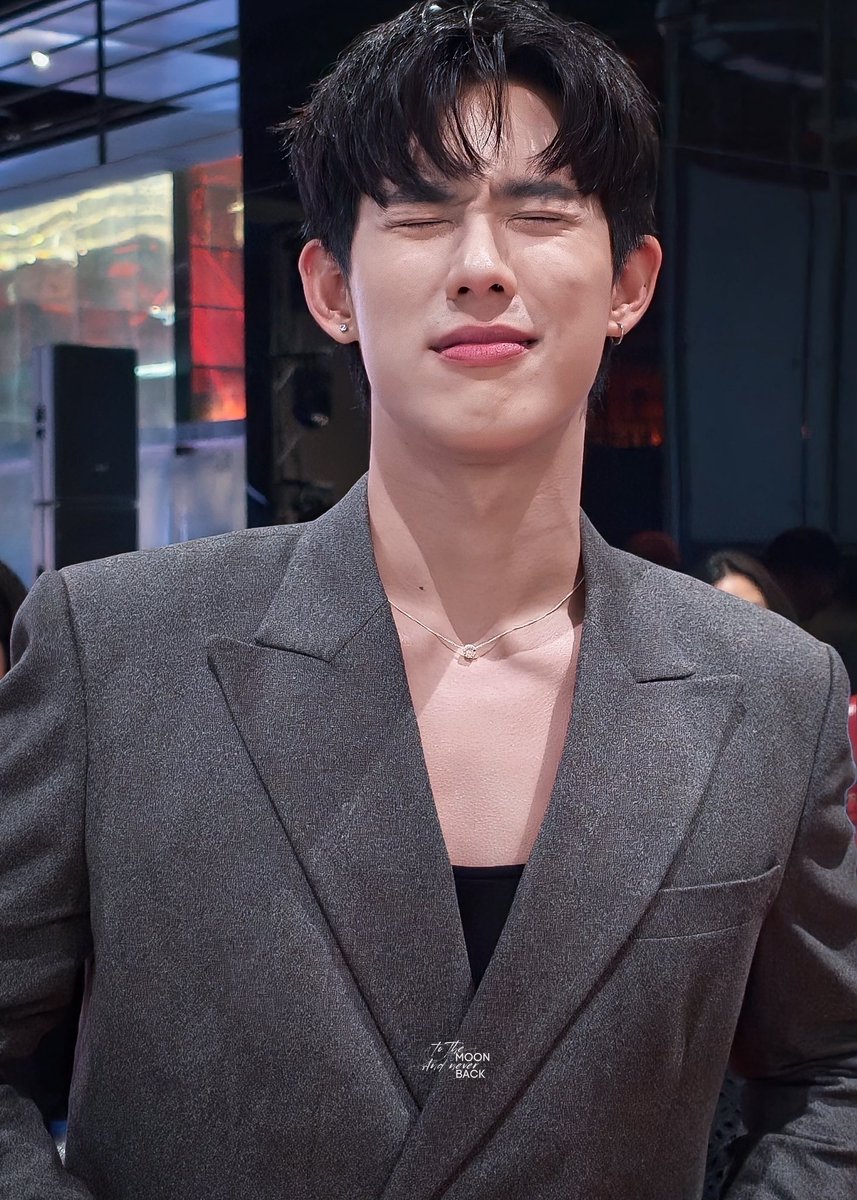 WJKJMW's tweet photo. พ่อแม่ขายของตลาดนัด มสว 
ส่วนลูกแต่งตัวหรูเดินห้าง ปีนเขา

#pakinlk https://t.co/wqms4s6hKI