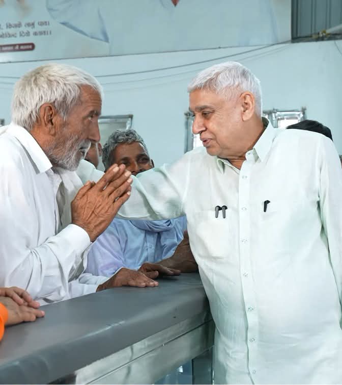 sanewshimachal's tweet photo. जींद के #Khatkar से गौशाला समिति के प्रधान नरेश जी एवं उनकी टीम सतलोक आश्रम, श्री धनाना धाम पहुँची। उन्होंने #SantRampalJiMaharaj के दर्शन कर आशीर्वाद प्राप्त किया तथा सद्भक्ति, मानवता, नैतिक मूल्यों और समाजहित के प्रेरणादायक संदेशों की सराहना की।#Jind #Satbhakti #Humanity https://t.co/GIyS4YZPrF