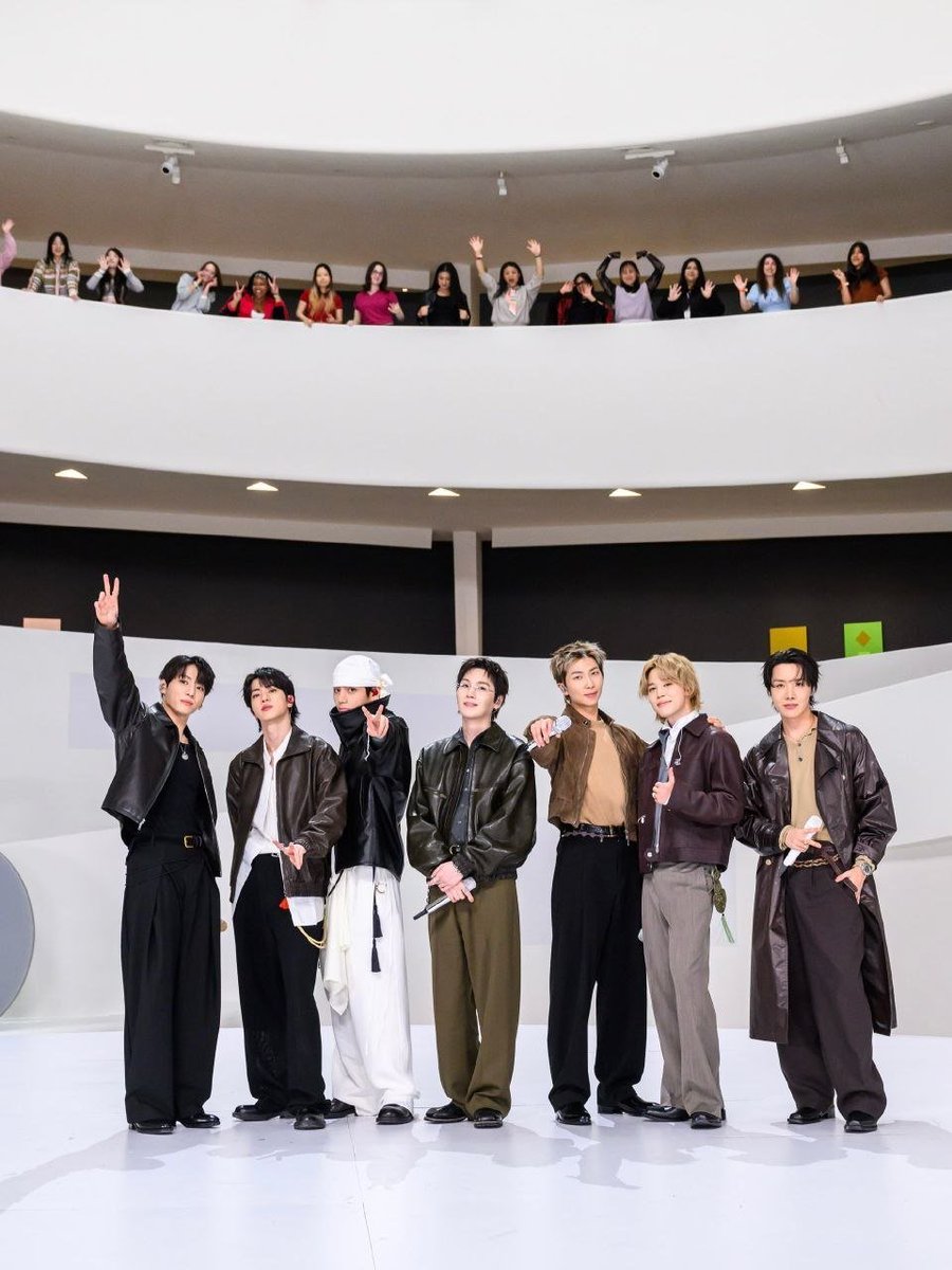 TangerineOfBTS's tweet photo. 📸 | El fotógrafo Todd Owyoung de "The Tonight Show" con Jimmy Fallon a través de Instagram.

Dado que BTS se presentará en el Estadio MetLife la próxima semana, quise compartir fotos de sus icónicas actuaciones en el Guggenheim para 'The Tonight Show'. Recuerdo a Jungkook diciéndole a Jimmy lo emocionado que estaba por los shows de Nueva Jersey.

Ese momento tan esperado finalmente ha llegado. Sé que estos conciertos reunirán a miles de ARMYs. La energía del fandom hizo única esa noche tan íntima; fue increíble ver a los fans en el mirador en espiral disfrutando la presentación de 2.0. 

Realmente no habría sido lo mismo sin todos los encantadores ARMYs presentes. Espero que todos los que vayan al show de Nueva Jersey y disfruten de esta gira mundial creen recuerdos increíbles.

🔗 https://t.co/y8IIDpApF5