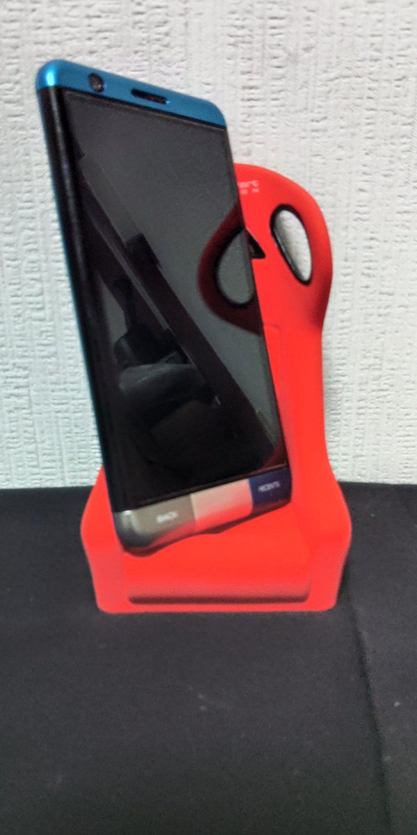 shin1_ted's tweet photo. 一目惚れして買っちゃった！😍
バケットシート スマホスタンド🛋️

���っちゃカッコイイ!!🤩 https://t.co/xK5COmldHO