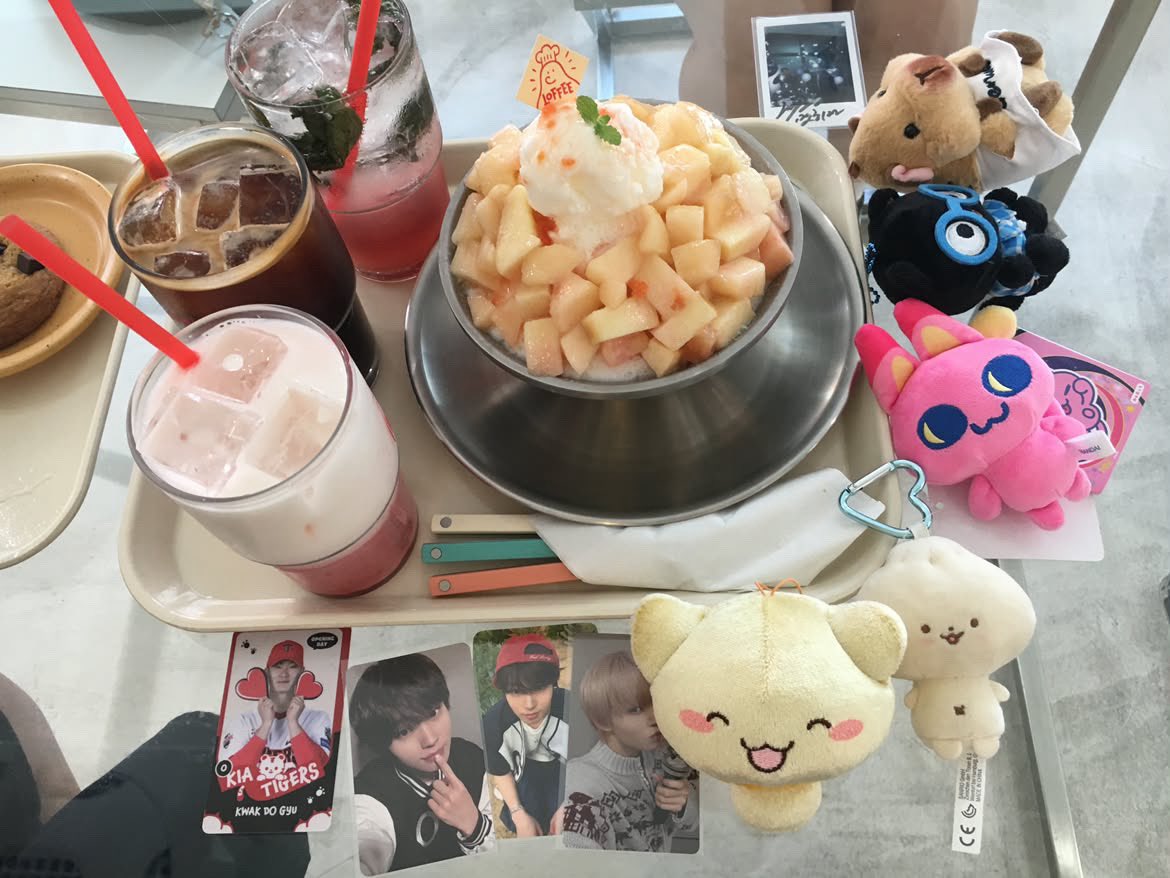 givemeghini's tweet photo. 소녀들과 좋시좋식 ♡

이사람들진짜무서운사람들임
당사자앞에서내공계를막들여다보고. . . 😱 https://t.co/jN6gggZK41