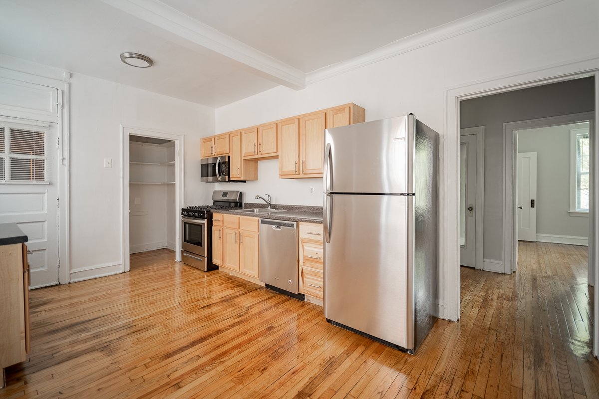 CaganManagement's tweet photo. 📍 2332 N Addison St 📍

🔑 North Center
🔑 Spacious 1 bedroom apartment
🔑 Updated kitchen &amp; bathroom
🔑 Stainless steel appliances
🔑 Laundry room on-site
🔑 Hardwood flooring
🔑 Large closet space
🔑 Pet friendly

☎️ (773) 741-4304 (call)
✉️ adam@fultongrace.com https://t.co/f9fsSvTc8n