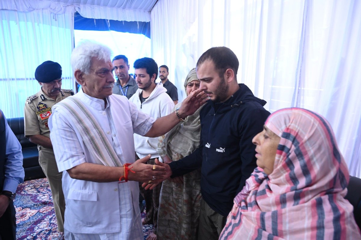 diprjk's tweet photo. Lieutenant Governor Manoj Sinha today visited Lalpora, Beerwah, Budgam to meet the family of martyred J&K Police Head Constable Ashiq Hussain Qureshi, who laid down his life in the line of duty during a recent terror attack in Anantnag.

He paid heartfelt tributes to the brave policeman, conveyed his condolences and said the nation will always remember his courage, sacrifice and dedication.

LG assured the family of the administration's full support, including assistance until the martyr's son completes his studies and becomes eligible for compassionate appointment.

#ManojSinha #AshiqHussainQureshi #JKPolice #Martyr #SaluteToHeroes #Anantnag #JammuAndKashmir #NationalService #Tribute #JKAdministration

📌 Follow:
X @diprjk | Instagram @dipr_jk
@OfficeOfLGJandK @CM_JnK