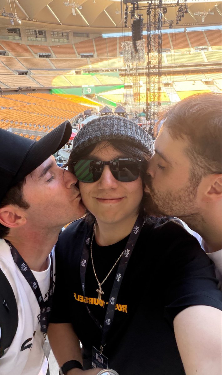 solarkarii's tweet photo. THE IDENTIFICATION PHOTO IM CRYINGG, quackitys never going to escape that photo https://t.co/k7pobOX91x