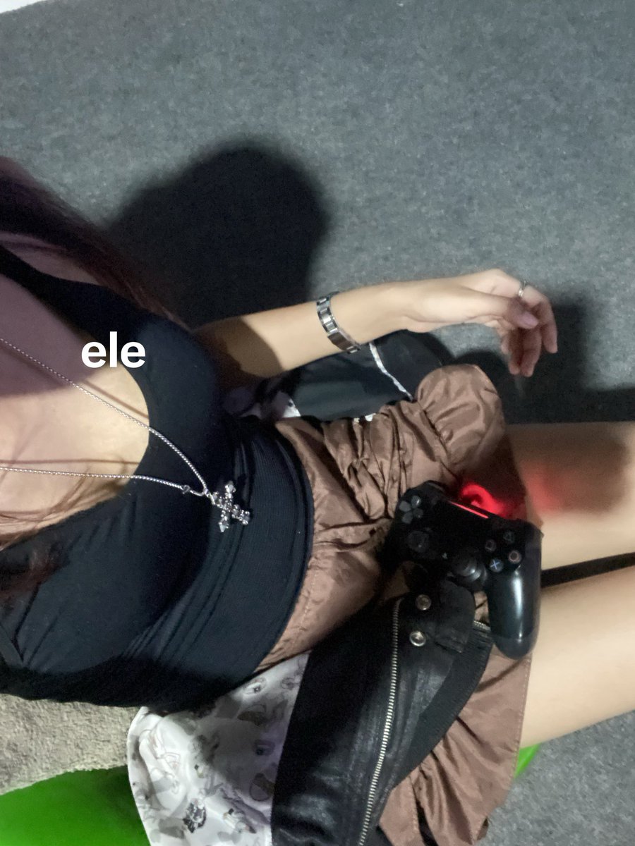 anotherel2nd's tweet photo. lebih banyak megang stik ps dibanding megang tangan kamu https://t.co/FG4pfhGaYf