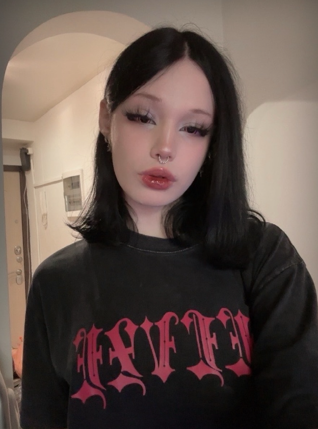 Lisagothiii's tweet photo. always in black 

#gothgirl https://t.co/MEkEhUYDTt