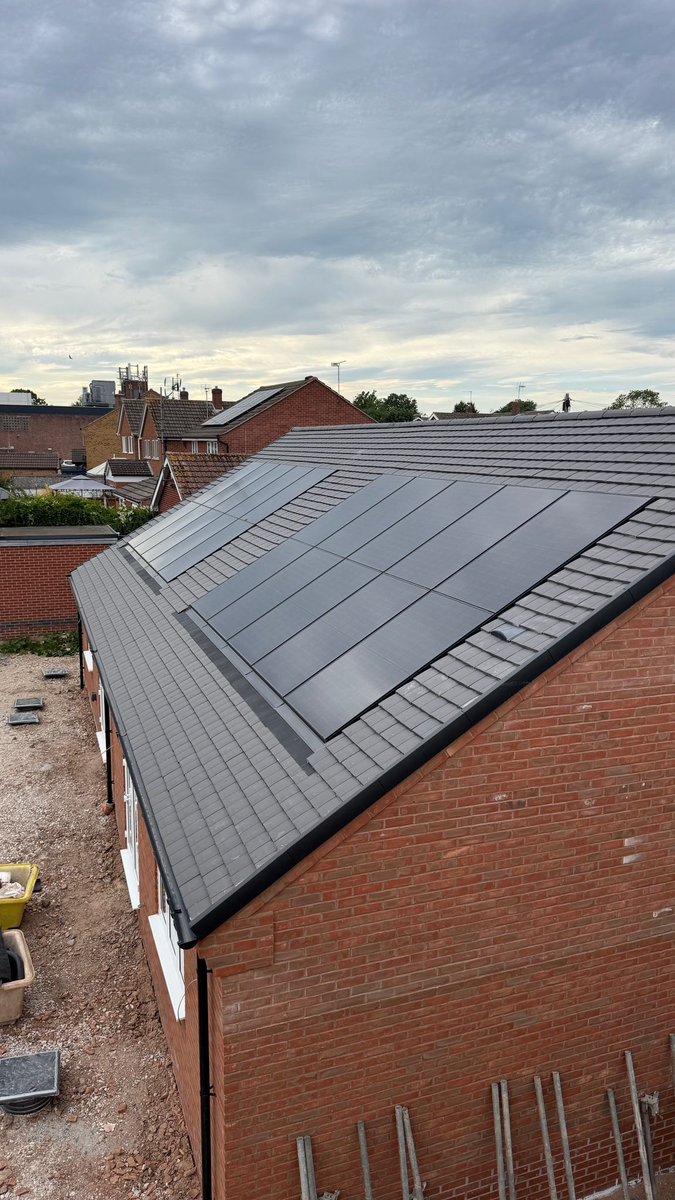 ElecInn's tweet photo. In roof Viridian solar panels installed on a new build site in Borrowash.

#chellastonelectrician #derby #electrician #solarbusiness #solarenergy #cleanenergy #solarpvsystem #energysolutions #solarpower #batterystorage https://t.co/SD1K0AXHuy