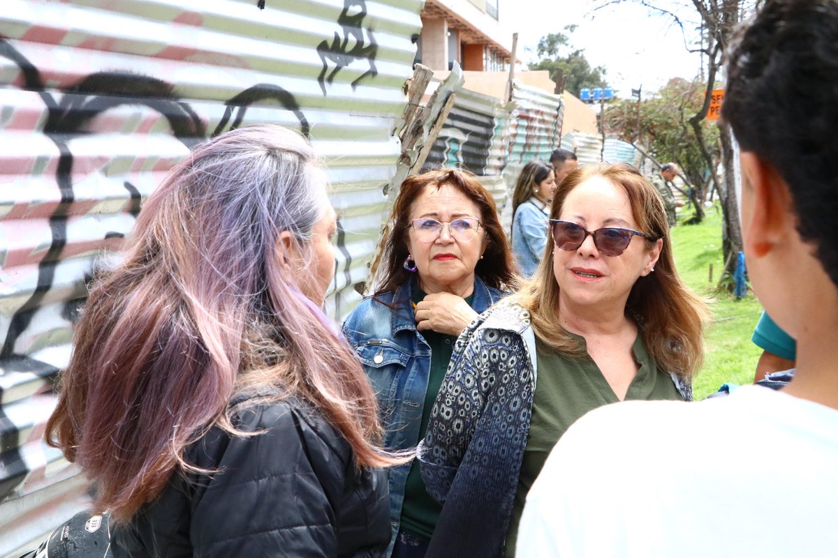 anateresabernal's tweet photo. 📍Ya estamos junto a la comunidad del Colegio María Betsabé Espinal (Boitá). Cinco años después de la promesa de entrega, las familias siguen esperando una obra terminada y respuestas claras. Acompañamos este plantón para exigir al alcalde @CarlosFGalan y a @Educacionbogota que cumplan su deber: entregar el colegio, garantizar el derecho a la educación y dejar de aplazar soluciones. La comunidad merece hechos, no más promesas.