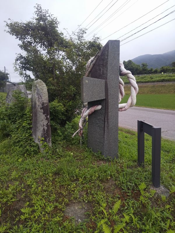MingoDesuto's tweet photo. 遠野市綾織町
羽黒堂と羽黒岩にいたる道
ここから400ｍあるらしいので断念。
天狗に蹴られて欠けたという羽黒岩。
下駄のモニュメントは最近のものかな。 https://t.co/3q0LwLfW79
