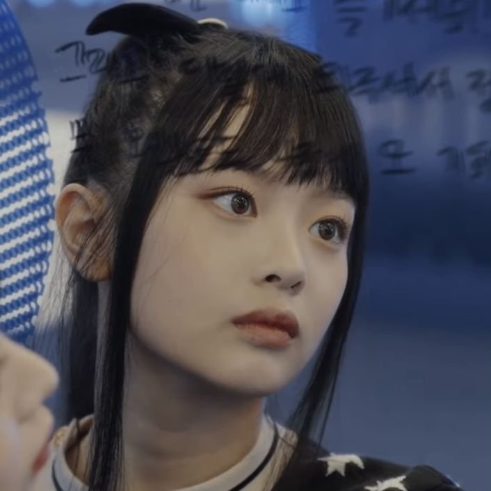guukpetit's tweet photo. this psychotic parasocial fandom....
im not even saying shes not sad but yall are so parasocial to claim to know exactly what her expressions is showing " neutral but a little bit of optimistic 🤓☝️"

hanni in 2022                vs                in 2026 https://t.co/bClylSjV0I