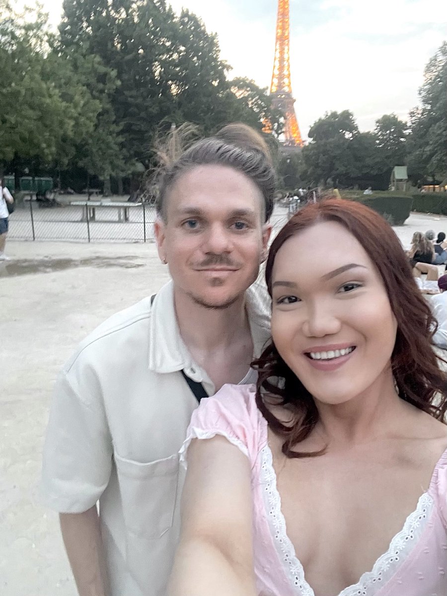 rassellinerose's tweet photo. Watching sunset by the Eiffel tower ❤️❤️🧺🌳⭐️✨ 

#love #sunset #goldenhour #eiffel #paris #eiffeltower #eiffeltowerparis #parisfrance #sunsetlovers #sunsetvibes #SunsetViews #selfie #selfietime #champdemars #france  #Rasselline https://t.co/DmEwLLWU9j