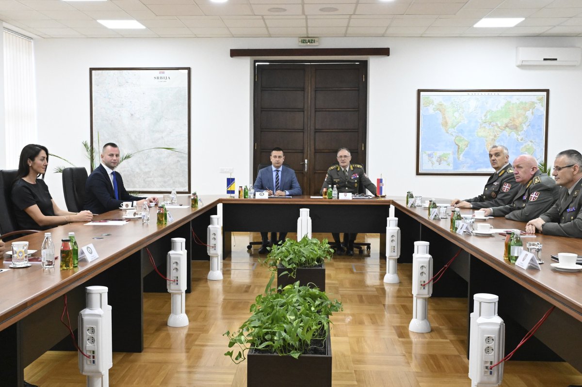 mo_i_vs's tweet photo. Начелник Генералштаба Војске Србије генерал Милан Мојсиловић разговарао је данас у Београду са замеником министра одбране Босне и Херцеговине Александром Гогановићем, који борави у Републици Србији ради присуства промоцији кадета Војне  академије и Медицинског факултета ВМА.  🇷🇸 🇧🇦

👉 https://t.co/lE7vjNf7D8