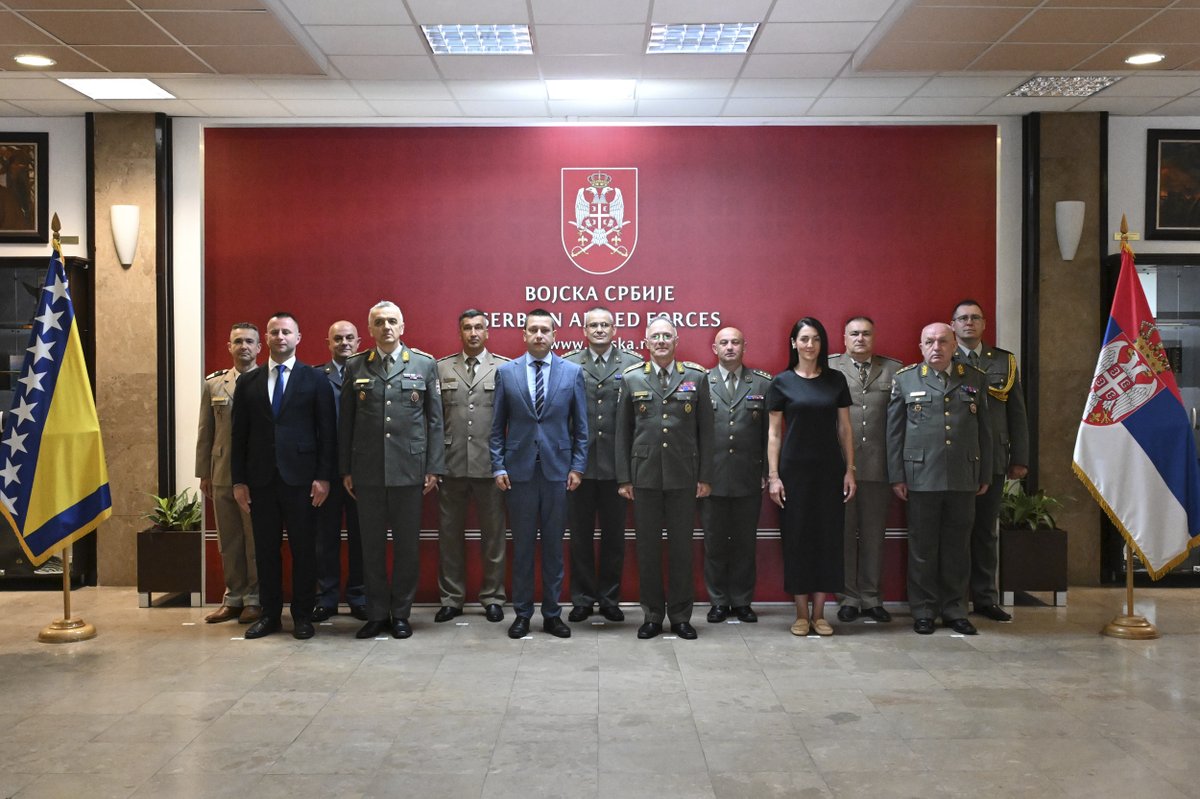 mo_i_vs's tweet photo. Начелник Генералштаба Војске Србије генерал Милан Мојсиловић разговарао је данас у Београду са замеником министра одбране Босне и Херцеговине Александром Гогановићем, који борави у Републици Србији ради присуства промоцији кадета Војне  академије и Медицинског факултета ВМА.  🇷🇸 🇧🇦

👉 https://t.co/lE7vjNf7D8
