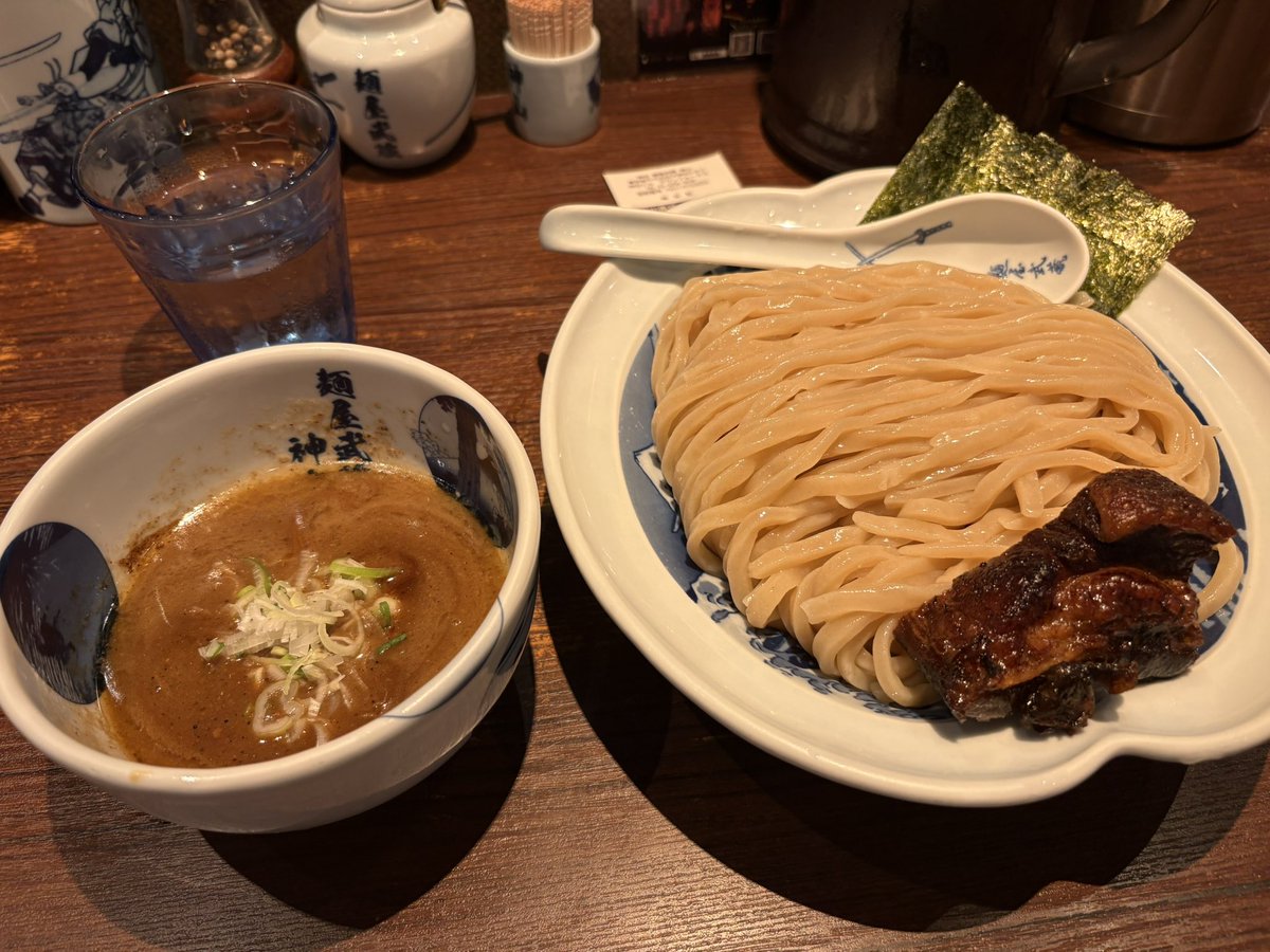 kinnikubaka777's tweet photo. 神田駅近く、麺屋武蔵。濃厚つけ麺1180円。麺を2倍にしましたがもっといけましたね。
スープお変わり一回OKも嬉しいですね。
美味しかった！ https://t.co/b0rcXIHZ3i