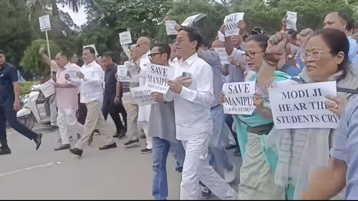 MutumSarma's tweet photo. Rally led by @INCManipur  Hon'ble PCC President Shri O.Ibobi,CWC Member @Gaikhangam2,CLP k.Meghachandra,Shri K Ranjit Hon'ble MLA,Shri Th Lokeshowr Hon'ble MLA, Shri O.Surjakumar, Shri M.Okendra former minister,Ex MLAS.Many leaders, Mahila joined the rally. https://t.co/OksSVU3oI7