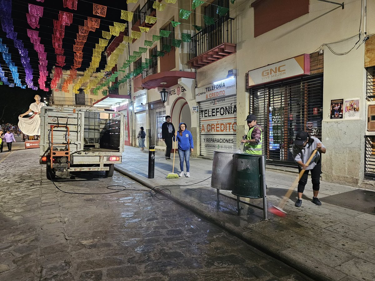 raychagoya's tweet photo. 🧹✨ Reforzamos la limpieza de papeleras en el Centro Histórico, con recorridos permanentes para retirar residuos y mantener nuestras calles limpias y ordenadas.

Cuidar Oaxaca es una tarea diaria. Hagamos equipo y depositemos los residuos en su lugar. ❤️

#VecinasYVecinos #TransformandoJuntosLaCapital #OaxacaDeJuárez