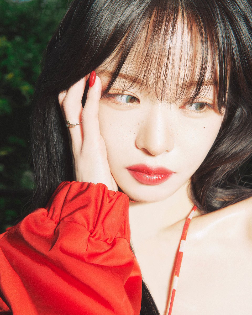 fromisbase's tweet photo. Chaeyoung speaks about the times fromis_9 performed for one single fan:

“But there were a lot of times when only 1 of our fans were able to enter. Because we were performing with other teams who are popular, a lot of our fans can't come in

[…] And only 1 of our fan was allowed in and they did the work of a 100 people and that's when your heart really aches even more.”