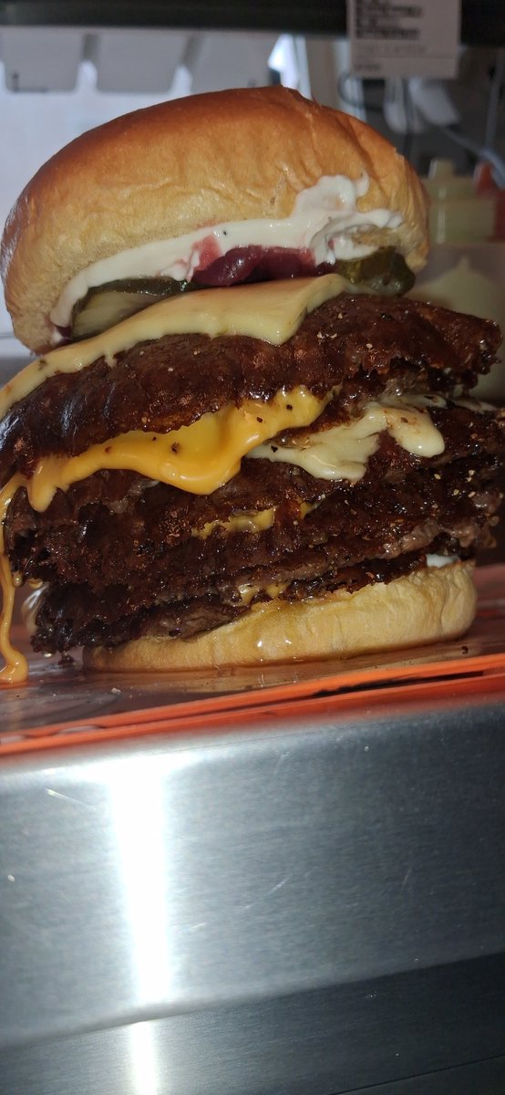 Faruk1781652's tweet photo. JUST NU:
6-puckar burger #hamburgare
O's Street food https://t.co/SyK492qkLo