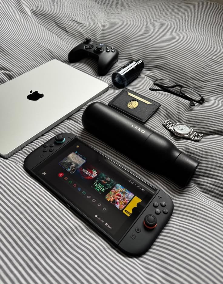 MensFashionGeek's tweet photo. Tools of a focused man. https://t.co/EmXXjJsIXq