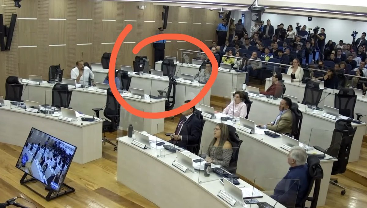 relicheandres's tweet photo. Falta de coherencia. 

El concejal que se queja amargamente estuvo ausente de la sesión a la que hace referencia. Al igual que ha estado ausente en dos sesiones anteriores mientras está haciendo CAMPAÑA ANTICIPADA con el sueldo que le pagan los quiteños. https://t.co/zLDTmo4oXv