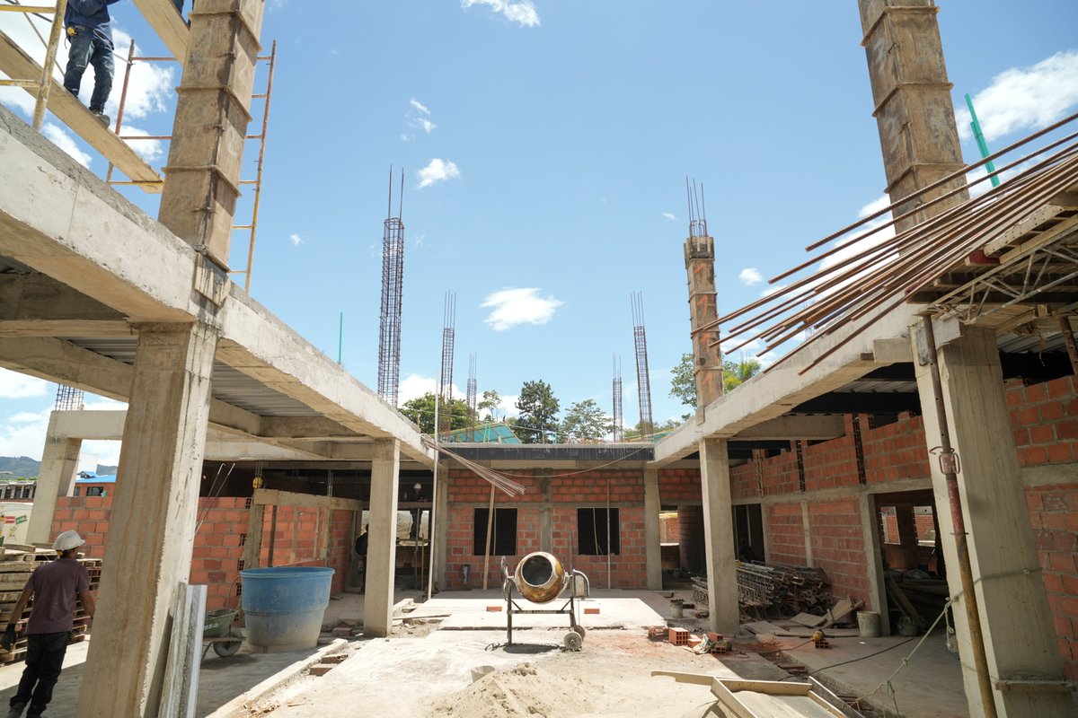 GoberNorte's tweet photo. El gobernador @williamndes_ realizó una inspección a la construcción de la nueva torre administrativa del Hospital Emiro Quintero Cañizares @HospitalEQC en📍#Ocaña, obra que registra un 38 % de avance. 🏥 https://t.co/nviddISAzQ