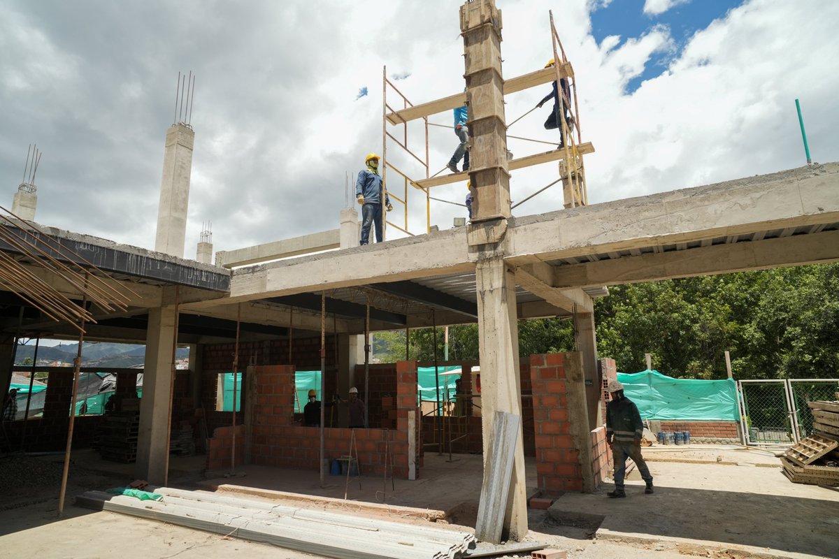 GoberNorte's tweet photo. El gobernador @williamndes_ realizó una inspección a la construcción de la nueva torre administrativa del Hospital Emiro Quintero Cañizares @HospitalEQC en📍#Ocaña, obra que registra un 38 % de avance. 🏥 https://t.co/nviddISAzQ
