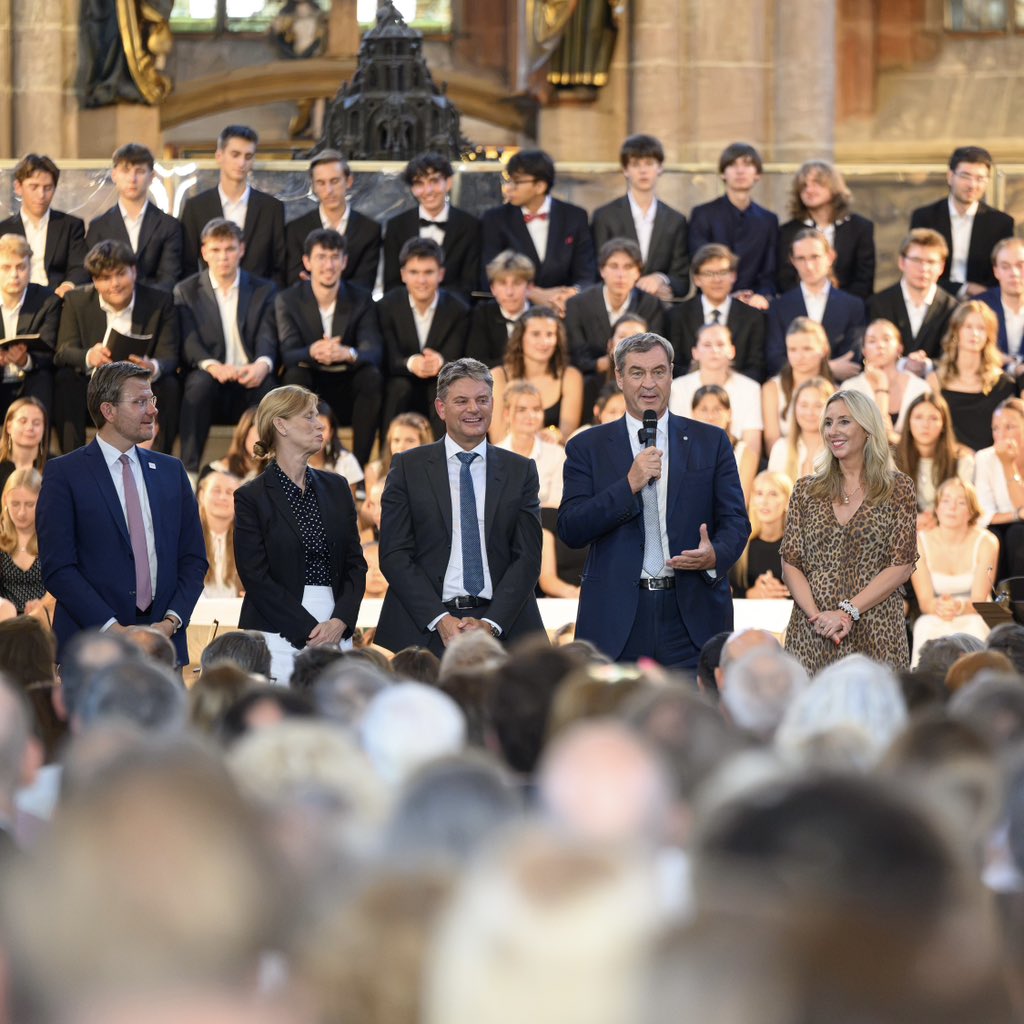 Markus_Soeder's tweet photo. Das älteste Gymnasium im deutschsprachigen Raum feiert Geburtstag: Herzlichen Glückwunsch zu 500 Jahren #Melanchthon-Gymnasium in #Nürnberg – heute gemeinsam mit Bundesbildungsministerin Karin Prien, Kultusministerin Anna Stolz und OB Marcus König. Das humanistische Bildungsideal trägt bis heute: #Wissen, Werte und die Entfaltung der eigenen Persönlichkeit. Der kostenlose Zugang zu Bildung war vor 500 Jahren revolutionär und ist bis heute wichtig. Wissen allein reicht aber nicht. Entscheidend ist, Fakten zu verstehen, einzuordnen und selbstständig beurteilen zu können. Je besser wir die Welt verstehen, desto stärker ist auch die Fähigkeit, extremistischen und radikalen Kräften entgegenzutreten. In Bayern setzen wir auf Fördern und Fordern: auf Leistung, aber genauso auf Wertevermittlung vom Religionsunterricht bis zur Verfassungsviertelstunde. Wir investieren in Lehrkräfte, Lernmöglichkeiten und Schulen. Das große Engagement von Lehrkräften, Eltern und Schülern füllt das dann mit Leben. Herzlichen Dank für diese großartige Leistung!