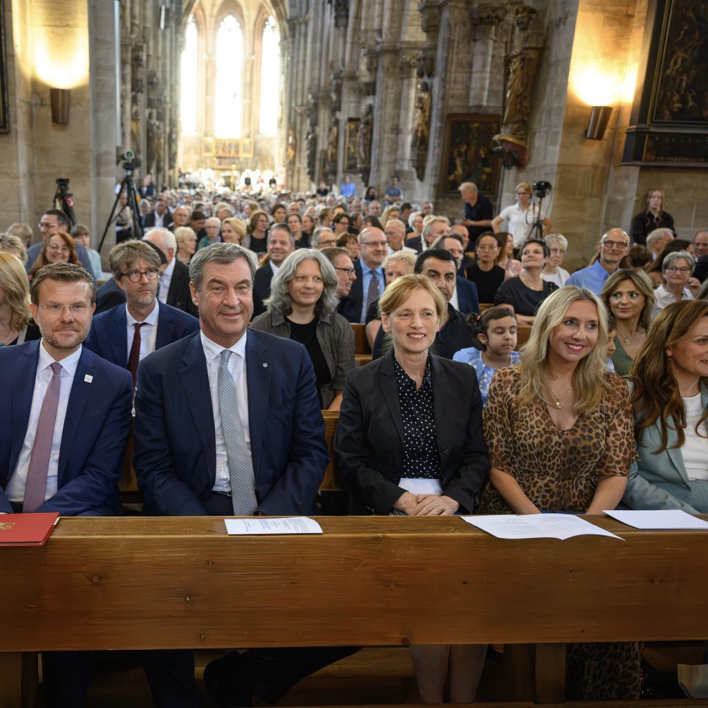 Markus_Soeder's tweet photo. Das älteste Gymnasium im deutschsprachigen Raum feiert Geburtstag: Herzlichen Glückwunsch zu 500 Jahren #Melanchthon-Gymnasium in #Nürnberg – heute gemeinsam mit Bundesbildungsministerin Karin Prien, Kultusministerin Anna Stolz und OB Marcus König. Das humanistische Bildungsideal trägt bis heute: #Wissen, Werte und die Entfaltung der eigenen Persönlichkeit. Der kostenlose Zugang zu Bildung war vor 500 Jahren revolutionär und ist bis heute wichtig. Wissen allein reicht aber nicht. Entscheidend ist, Fakten zu verstehen, einzuordnen und selbstständig beurteilen zu können. Je besser wir die Welt verstehen, desto stärker ist auch die Fähigkeit, extremistischen und radikalen Kräften entgegenzutreten. In Bayern setzen wir auf Fördern und Fordern: auf Leistung, aber genauso auf Wertevermittlung vom Religionsunterricht bis zur Verfassungsviertelstunde. Wir investieren in Lehrkräfte, Lernmöglichkeiten und Schulen. Das große Engagement von Lehrkräften, Eltern und Schülern füllt das dann mit Leben. Herzlichen Dank für diese großartige Leistung!