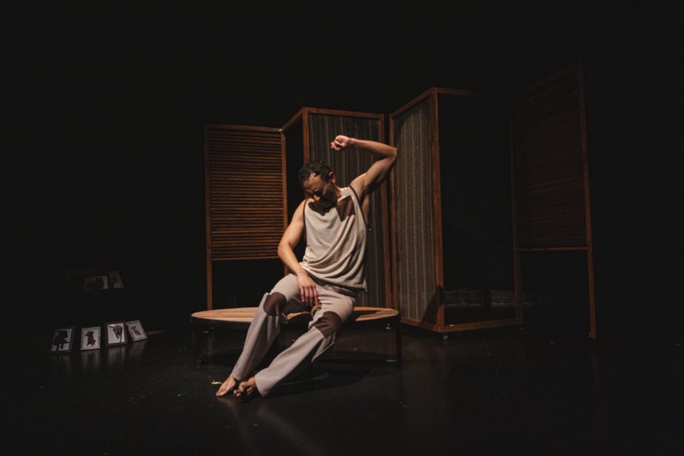 sanahedifusion's tweet photo. 🐾 A veces, quien termina rescatándote tiene cuatro patas. Los perros que salvaron mi vida, de @AlanBlasco, llega al @CIRCULOTEATRAL con una historia sobre duelo, salud mental y amor incondicional que también ayuda a perros que esperan un hogar. 🐶❤️🎭 https://t.co/jFkVyj0iTl