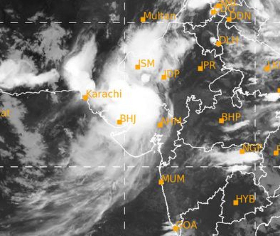 Hosalikar_KS's tweet photo. 24 Jul, 10.30 pm The Low-Pressure area over southwest Rajasthan &amp; neighbourhood persisted over the region at 1730 Hrs of today.
The associated cycir extends 
upto 9.4 km above msl tilting SWwards with height.
Watch for nowcast alerts over the region.
IMD https://t.co/AnxLFRy9Hm