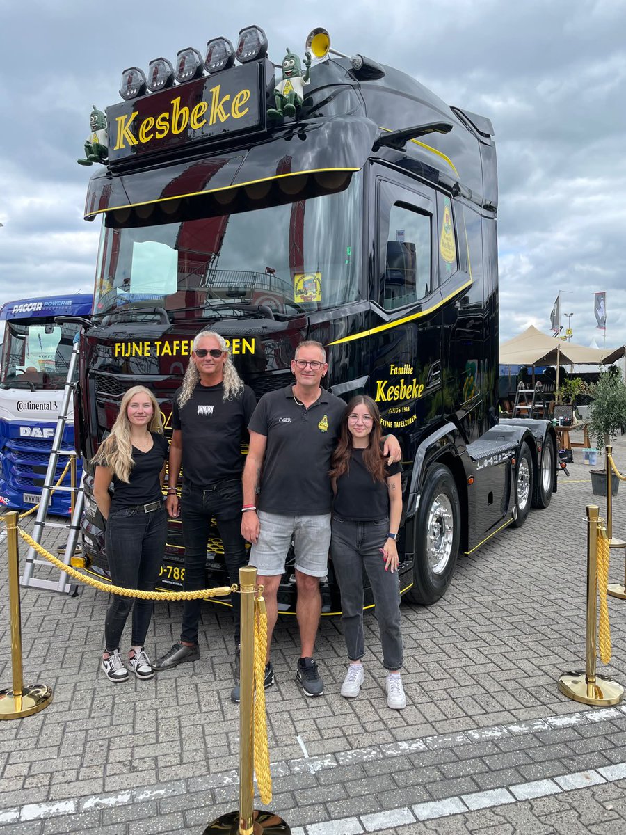 KroonCosmetics's tweet photo. De truck van kesbeke de augurken koning er strak en blinkend bij gezet 💪🏽👌🏽✨✨#krooncarcosmetics #truckstar #daf https://t.co/zxtViHAGCE