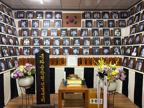 tang__kira's tweet photo. Negara Pernah Meninggalkan Para Agen Rahasia Korea yang menyelinap ke Korea Utara, Kisah Nyata di Balik Drama Kim Bujang: "Tak Ada Cuti, Orang Tua Meninggal Pun Kami Tak Diberi Tahu"

Ha Taejun (67), Ketua Asosiasi Keluarga Agen Operasi Khusus, mengenang kehidupannya sebagai mantan agen rahasia yang melakukan ke infiltrasi Korea Utara.

Ha Taejun menjalani pelatihan selama tiga tahun sejak 1984. Ia menggambarkan kehidupan para agen yang selama ini seolah berada "di luar perlindungan konstitusi".