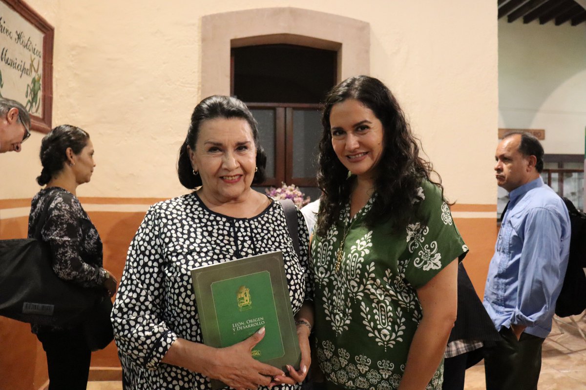 ahmleon's tweet photo. 📚 Con la presentación del libro "León, Origen y Desarrollo", edición del AHML, concluyeron las actividades por nuestro 78.º Aniversario.
📖 El libro podrá solicitarse de lunes a viernes, de 8:30 a 15:00 h, en nuestras instalaciones.
¡Gracias por acompañarnos!
#AHML78 https://t.co/AdIJyNWVuK