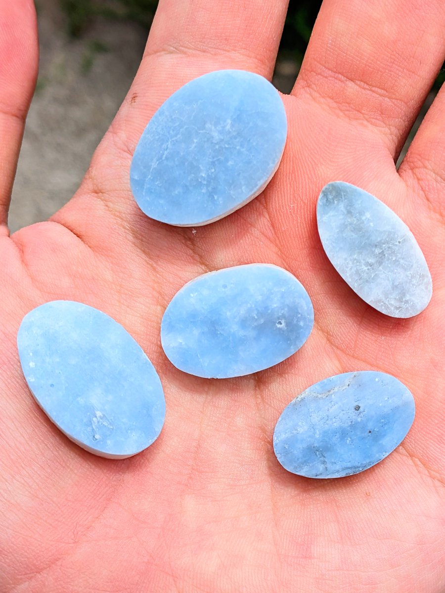 yasyokuoisi's tweet photo. 【 抽選販売用 】

ブルーアイス
ラフカット
27×16～15×12mm

1個  1490円

アルミ精錬スラグで、鉄由来の青が全面に出るようカットしました
ラリマーのような美しい青色が特徴的です
サイズ形状ランダム

応募はこのポストをRP！
応募期間は7/25～7/27の3日間です

お待ちしております！ https://t.co/hbdcp6N7h7