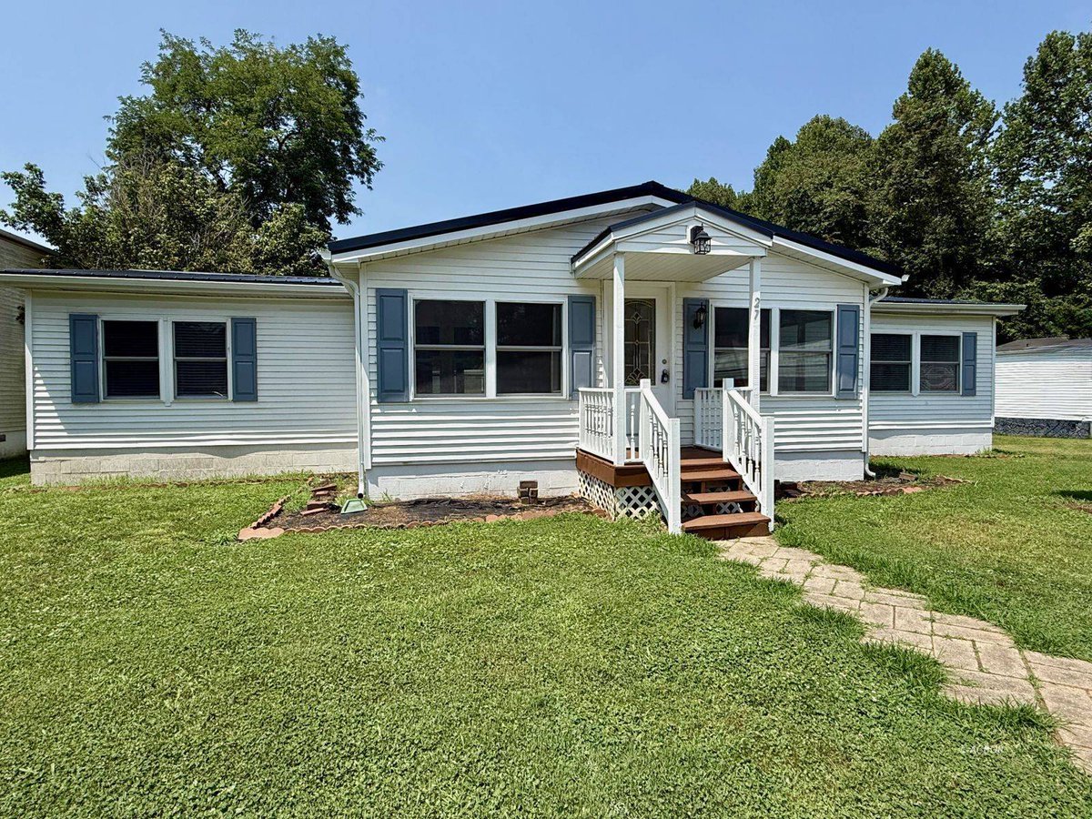 AthensOHRealtor's tweet photo. Under contract in Athens! 🎉  

This refreshed 3BR/2BA, 1,900 sq ft home at the end of a quiet dead-end street won’t be on the market much longer—homes in Athens are moving fast. Take a closer look before the next one gets away: https://t.co/zB8GfH9mhJ  

#AthensOH #UnderContract https://t.co/OOLMkWZx5h