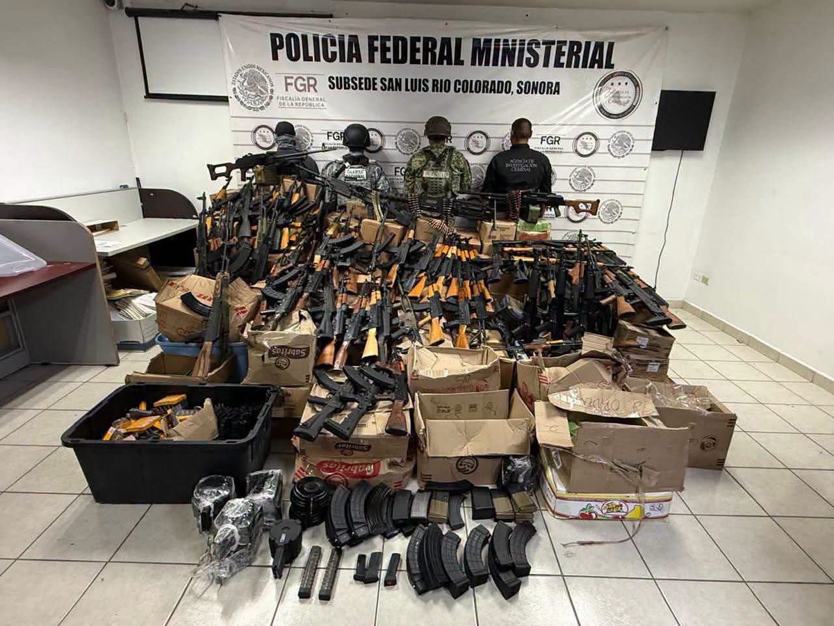 la_contrasena's tweet photo. 🚨COMO SI FUERAN A LA GUERRA: DECOMISAN 81 RIFLES DE ASALTO EN #SLRC
Como si fueran ir a la guerra, agencias de seguridad aseguraron en San Luis Río Colorado todo un arsenal compuesto por 81 armas largas Ak-47 y AR-15, incluidas 4 ametralladoras, 128 cargadores y 274 mil cartuchos de distintos calibres.
De acuerdo a la información difundida por el gobernador de #Sonora, @AlfonsoDurazo, en en la casa de seguridad también se recuperó un vehículo que contaba con reporte de robo.
En el operativo participaron elementos del
Ejército Mexicano, la Guardia Nacional, la Fiscalía General de la República, la Secretaría de Marina, la Secretaría de Seguridad y Protección Ciudadana, el Mando Policial Único de San Luis Río Colorado, la PESP y las instituciones que integran la Mesa Estatal de Seguridad.
La autoridad no dio a conocer a qué grupo del crimen organizado (CO) pertenecía el armamento y al parecer no hubo detenidos.