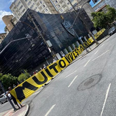 bllini_'s tweet photo. em 2020 com o sampaoli e o time em 3° teve protesto
em 2023 com o time no g4 encurralaram o coudet 

e agora? depois dos vexames de 2024 e 25 estão onde? cade a galoucura pra cobrar agora? pra postar notinha em instagram são uns leões

bando de vendidos do caralho https://t.co/PhUR5RuNbP