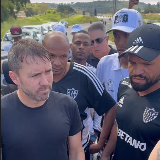 bllini_'s tweet photo. em 2020 com o sampaoli e o time em 3° teve protesto
em 2023 com o time no g4 encurralaram o coudet 

e agora? depois dos vexames de 2024 e 25 estão onde? cade a galoucura pra cobrar agora? pra postar notinha em instagram são uns leões

bando de vendidos do caralho https://t.co/PhUR5RuNbP