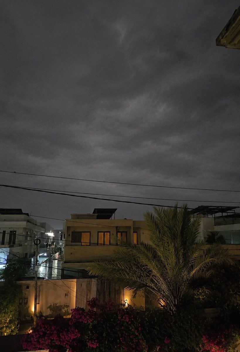 itxbeenishhere's tweet photo. Finally, the rain has arrived in Karachi. 🌧

📍DHA, Karachi. https://t.co/bKAhGKW6Pr