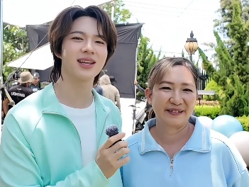 RedditZNN's tweet photo. 💚 NuNew and his mom are the newest presenters for NUTRIMASTER!

Their first campaign together is full of warm family moments, genuine smiles, and a glimpse into their everyday lifestyle. 🥹

Check out the photos and join the discussion on our Reddit!

🔗 https://t.co/PSbq1vTqeq

#ZeeNuNew #NuNew #ZonZon #RedditZNN #NUTRIMASTERxZeeNuNew #NUTRIMASTER