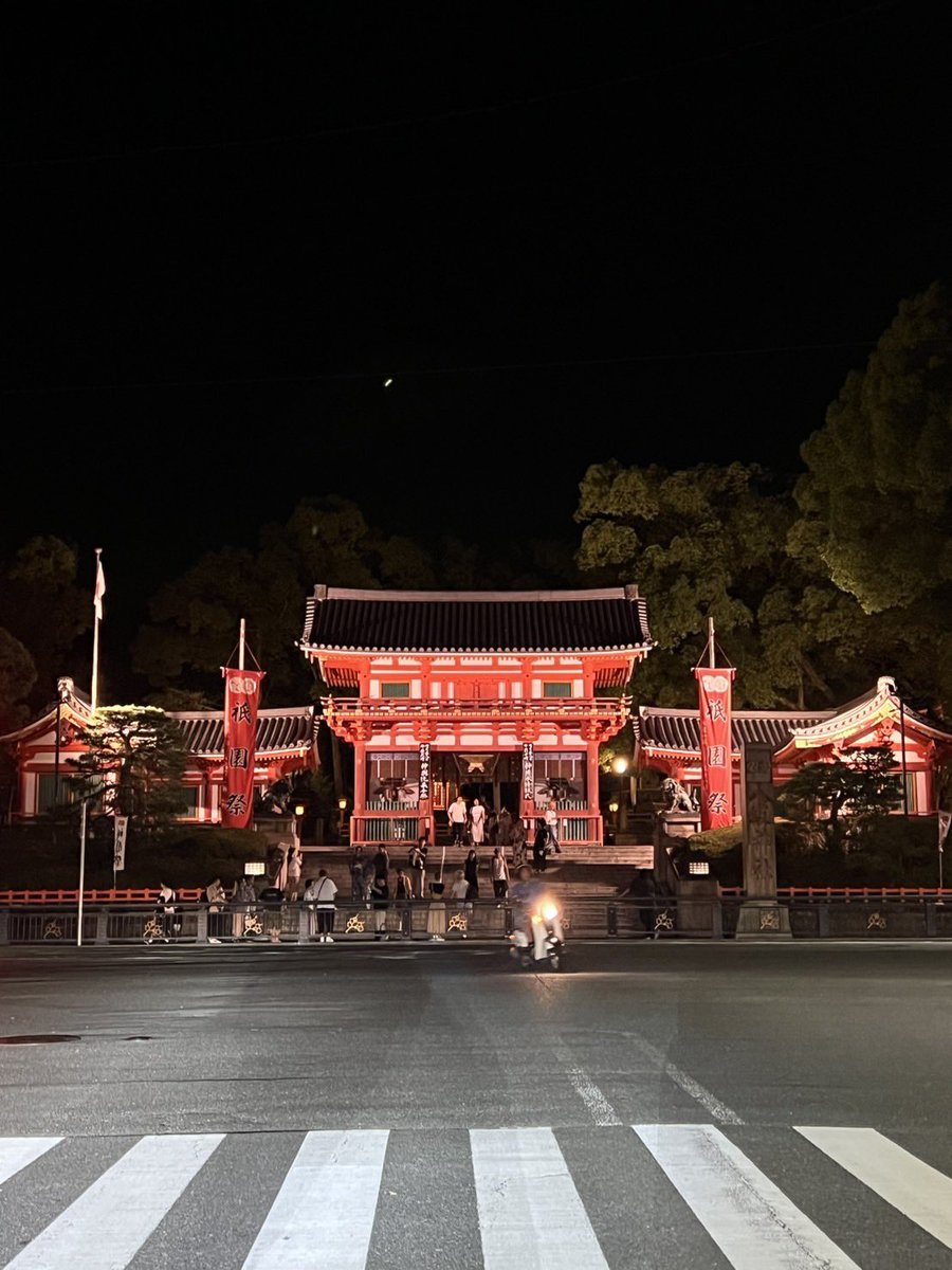ROYfni's tweet photo. 八坂神社
 #バイク #YAMAHA #神社 https://t.co/fbL03J2OuT