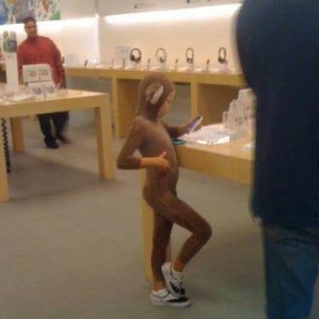 oceanolives's tweet photo. Why is Anthony posed up like the little gay monkey at the apple store

#bunchoffriends #anthpo https://t.co/eD2WDJ3Rvb