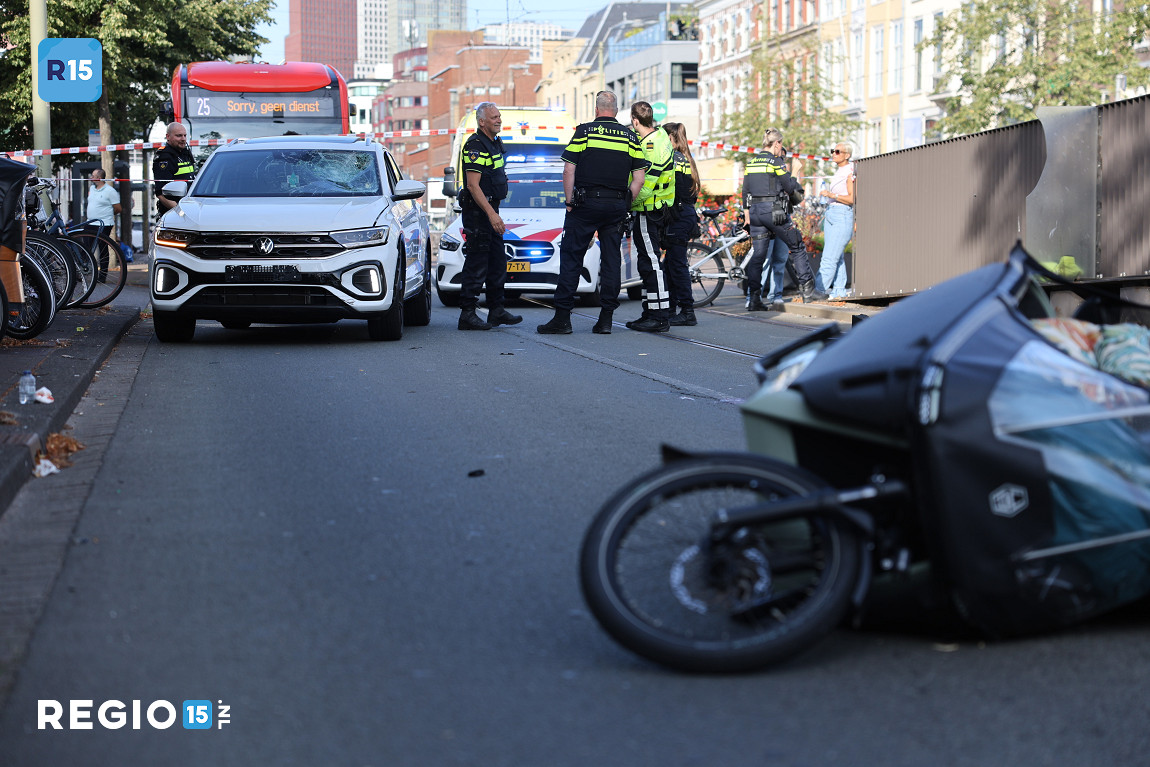 Bestuurder bakfiets zwaargewond na aanrijding met auto in Den Haag