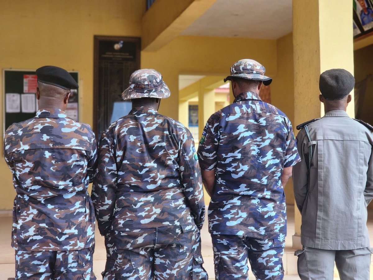 ogbenispy's tweet photo. The four police officers involved in the viral video, in which a UK returnee's driver's license was seized have been arrested by the Ondo State Police Command.

They also made unprofessional and unethical statements during the incident. The issue happened during a stop-and-search https://t.co/0WXfeZU3C2