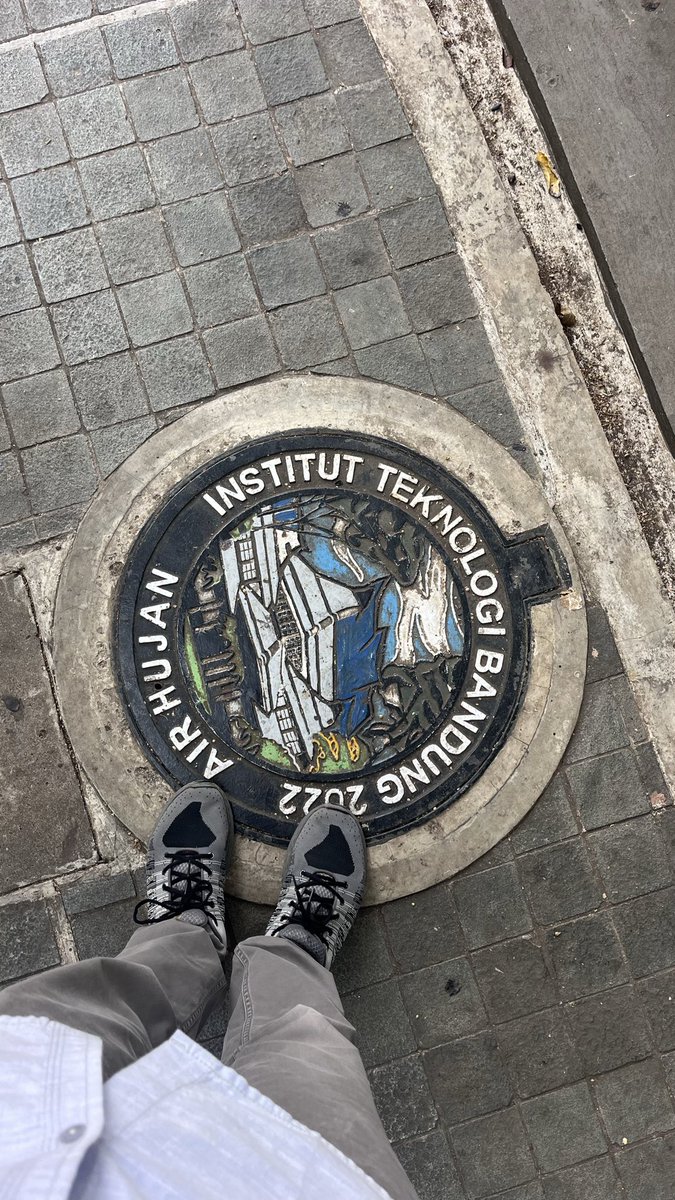 berjejas's tweet photo. the path i didnt choose https://t.co/ZWTfW8fFSi