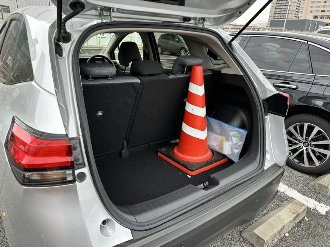 silver_eel's tweet photo. カーシェアといえばさ、何年か前に広島出張で使おうとしたら後ろにカラーコーンが入ってたことがある

あれ何やったん https://t.co/HVE39uLzlg