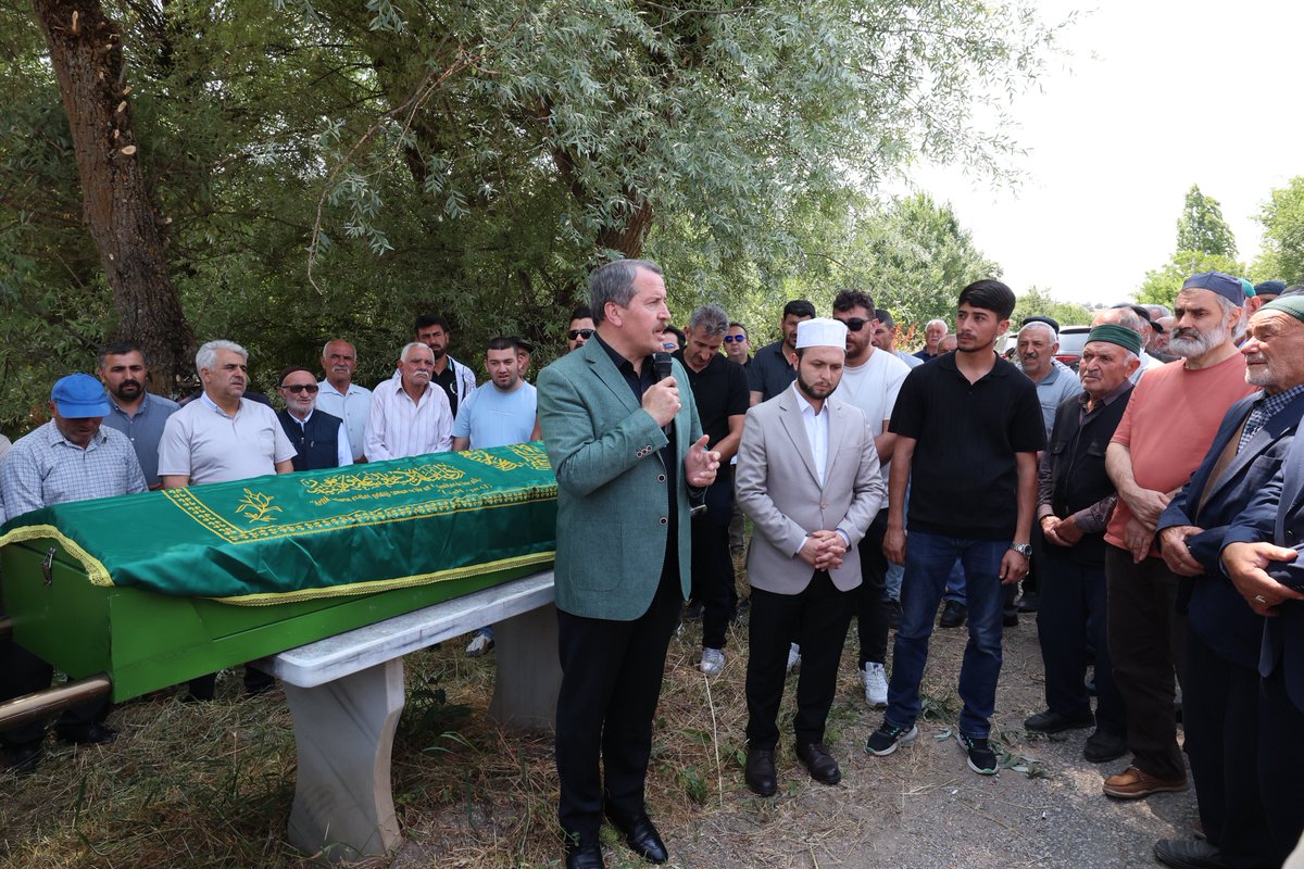 BayndrMemurSen's tweet photo. İnna Lillahi ve İnna İleyhi Raciun

Memur-Sen Genel Başkanımız Sayın Ali Yalçın’ın muhterem babasını memleketi Tokat’tan dar-ı bekaya uğurladık.

Merhum Selahattin amcamıza Allah’tan rahmet, yakınlarına sabr-ı cemil niyaz ediyoruz.

Mekanı Cennet, Makamı Âli Olsun. https://t.co/QRyfECa8Pe
