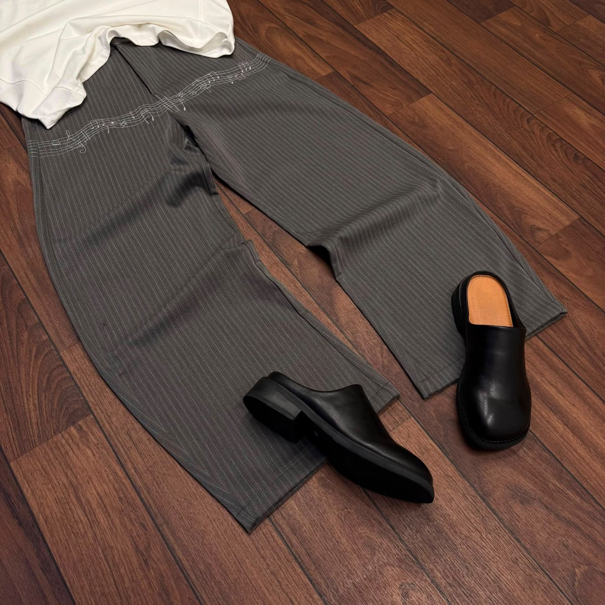 Mobsupplyng's tweet photo. T SHIRT : N35,000
PANTS : N55,000
MULES : N70,000 https://t.co/k2x00M337W